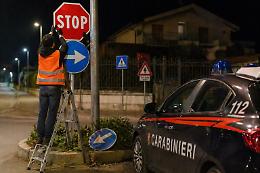 Si divertiva a cambiare i cartelli stradali di notte: denunciato il &ldquo;regista del traffico&rdquo;

