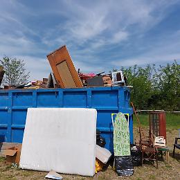 Rivarossa, rifiuti abbandonati nonostante il divieto: area ingombranti nel caos dopo il pieno del container
