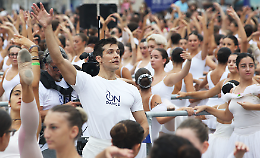 Roberto Bolle porta il ballo in bianco a Torino, grande lezione di danza en plein air in piazza San Carlo