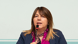 "Destra e sinistra mi avete stufato": Elisabetta Piccoli show nel paesone che litiga su tutto