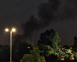 Piossasco, incendio nella notte: capannone in fiamme e nove mezzi distrutti