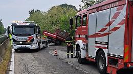 Camion fuori strada sulla statale 11: traffico bloccato verso Chivasso