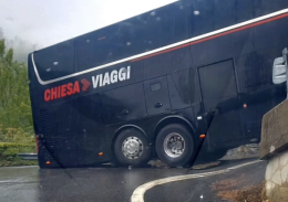 Bus incastrato sui tornanti, Ceresole resta isolata per ore: traffico in tilt