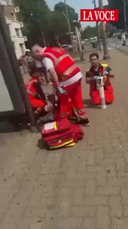 Infarto fulminante alla fermata del tram: 40enne si accascia a terra sotto gli occhi dei passanti (VIDEO)