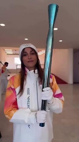 Benedetta Parodi corre ad Alba con la Fiamma Olimpica e trasforma le Langhe in un simbolo d&rsquo;Italia (VIDEO)