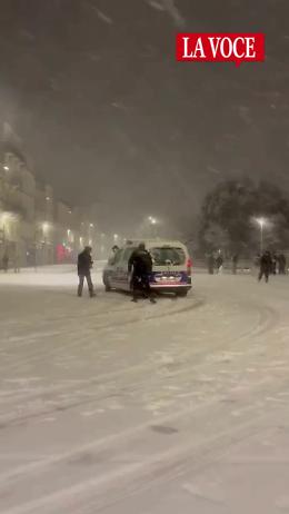 Forti nevicate in Francia, parte la battaglia di palle di neve con i poliziotti (VIDEO)