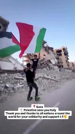 È il giorno della pace. Le bandiere d’Italia e Palestina sventolano tra le macerie di Gaza (VIDEO)