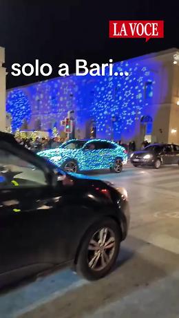 A Bari un'auto illuminata come un albero di Natale: il video fa impazzire i social