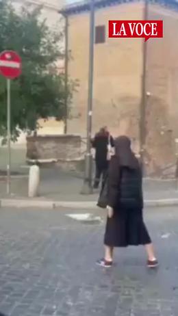 Suora dirige il traffico al Celio: l’incrocio si libera in pochi minuti. Il video fa impazzire il web