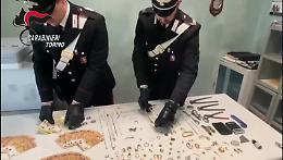 Una MOSTRA DELL'ORO RUBATO: cercansi i proprietari di catenine, anelli, fedi e collane (VIDEO)