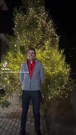 Il prete influencer si inventa il "talent" per cercare i personaggi del presepe vivente