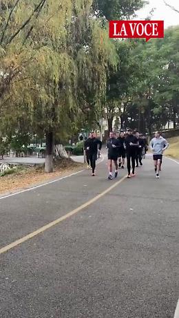 Macron fa jogging in Cina durante la visita istituzionale (VIDEO)