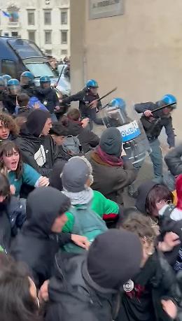 Cuore e manganelli. Ragazzi picchiati a sangue. Chiedevano la pace. Lettera al Poliziotto che oggi era a Pisa e Firenze ...
