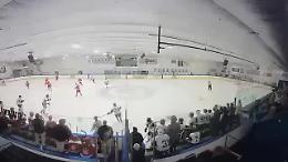 Tredici colpi in sei secondi, poi l&rsquo;ultimo sparo sulle gradinate: orrore in Rhode Island durante una partita di hockey (VIDEO)