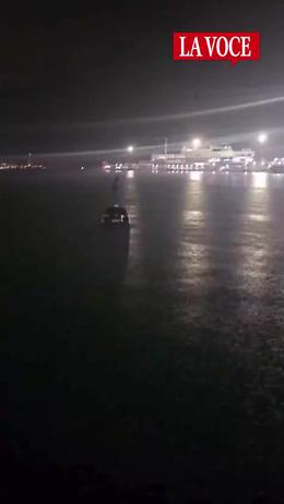 Auto precipita in mare al porto di Bari, autista salvo per miracolo (VIDEO)