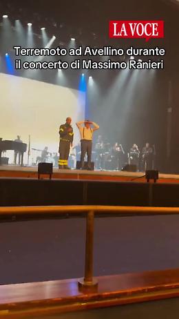Terremoto ad Avellino interrompe il concerto di Massimo Ranieri: i vigli del fuoco salgono sul palco (VIDEO)