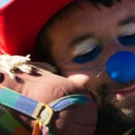 Bosconero accende il teatro tra risate e poesia, Riccardo Forneris porta in scena il clown che parla a tutti