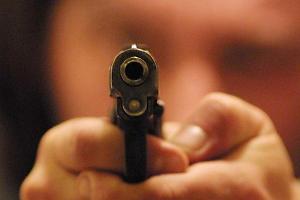 Terrore in condominio: minaccia la vicina con una pistola giocattolo