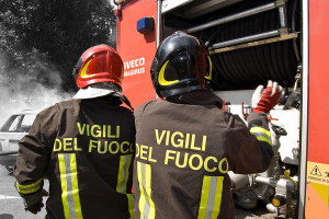 Incendio in Valsesia, intervento dei vigili del fuoco e dell'antincendi boschivi