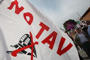 Notte di tensione in Val di Susa: scontri tra No Tav e forze dell’ordine a San Didero