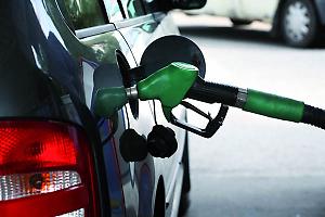 Taniche a metà prezzo: smantellata a Torino la banda delle carte carburante clonate