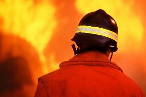 Notte di fuoco a Torino: auto in fiamme e caos nei trasporti pubblici