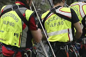 Escursionista bloccato di notte su un pendio impervio: salvato dal Soccorso Alpino in un intervento ad alto rischio