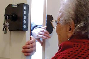  Finti tecnici dell’acqua bussano alle porte e derubano gli anziani: "L'acqua è avvelenata"