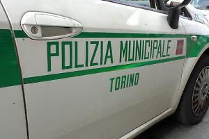 Follia all'alba ad Aurora: uomo armato insegue la compagna, salvata dalla Polizia Locale.