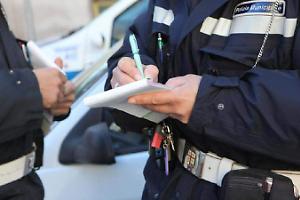 Prende il sole nudo nudo a casa sua: 83enne multato per oscenità