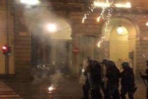 Troupe Rai aggredita a Torino durante il corteo per Askatasuna: sassi, minacce e attrezzatura distrutta