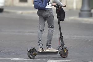 Scontro tra auto e monopattino a Grugliasco: il mezzo elettrico viaggiava oltre i limiti