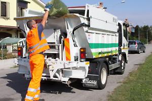 Ciclista investito da un mezzo della raccolta rifiuti: grave un 57enne a Rivoli