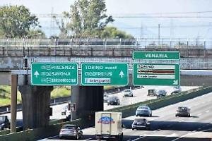 Cassette di kiwi rovesciate in tangenziale: traffico in tilt all’uscita di corso Orbassano