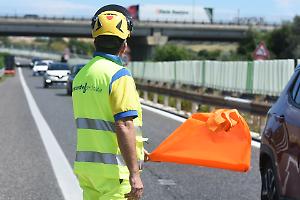 Auto finisce fuori strada e si ribalta: paura sulla tangenziale