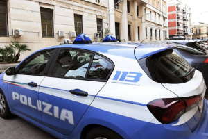 Caccia all'uomo in corso Giulio Cesare: 34enne ferito a coltellate