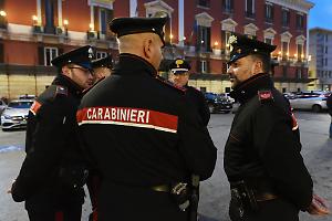 Cercavano droga, trovano fucili rubati: blitz dei carabinieri nei boschi
