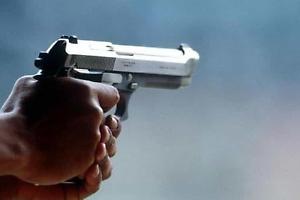 Spara dal balcone con fucile a pallini, 78enne ferisce due carabinieri