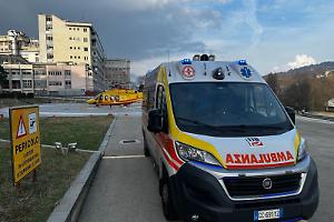 Corso Taranto, ramo si stacca da un albero e colpisce un anziano: “Aspettano che ci scappi il morto?”