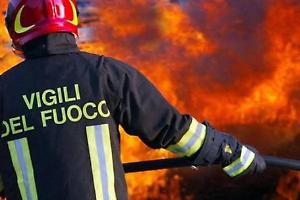 Boato all’alba tra corso Casale e piazzale Marco Aurelio: Mercedes in fiamme, 19enne ferito