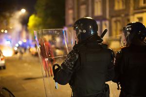 Blitz nella notte in Barriera: due arresti, 300 articoli sequestrati. Alcuni agenti sono stati aggrediti