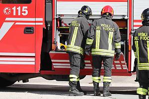 Garage divorato dalle fiamme a Favria, intervengono i Vigili del Fuoco