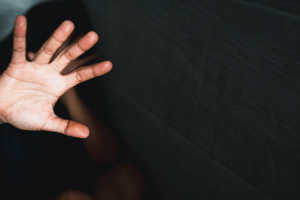 Imprenditore iraniano, titolare di due farmacie in Canavese, a processo per maltrattamenti