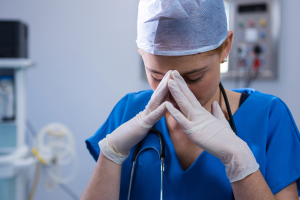 Aggressione al pronto soccorso di Cuneo: ubriaco colpisce infermieri e operatori