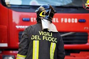 Saluggia, auto si ribalta e finisce in un campo: uomo estratto dai Vigili del Fuoco con cesoie e divaricatori