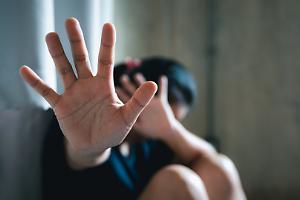 Svegliati con schiaffi e insultati ogni giorno nella comunità per disabili