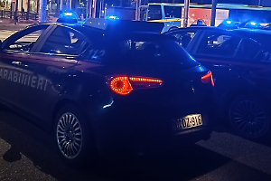 Tenta di sfondare la porta dei genitori a martellate. Tre chiamate al 112 in meno di 24 ore