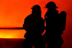 Fiamme nella notte a Mirafiori, evacuata una palazzina. Ci sono degli intossicati