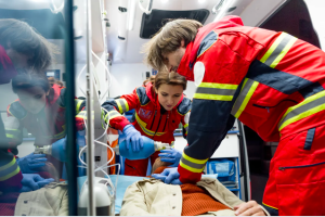 Malore in piscina a Rivarolo Canavese: 82enne salvato dai soccorritori e portato in ospedale