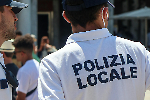 Borseggi in pieno giorno sulla linea 18 a Torino, quattro arresti dopo il blitz della polizia locale